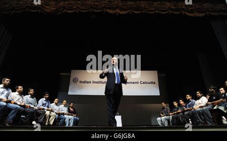 Il primo Ministro David Cameron tiene un PM Direct Event presso l'Indian Institute of Management Calcutta a Kolkata, India, dove ha risposto alle domande degli studenti. Foto Stock