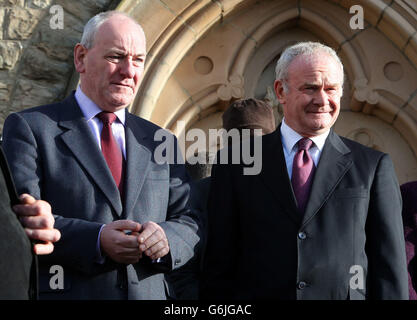 Mark Durkan (a sinistra) e Martin McGuinness (a destra) al servizio funerale dell'ex MP dell'SDLP Eddie McGrady, presso la chiesa di St Patricks, Downpatrick, Co Down. Il sig. McGrady, 78 membro fondatore del partito, è morto in ospedale lunedì dopo una lunga malattia. Foto Stock
