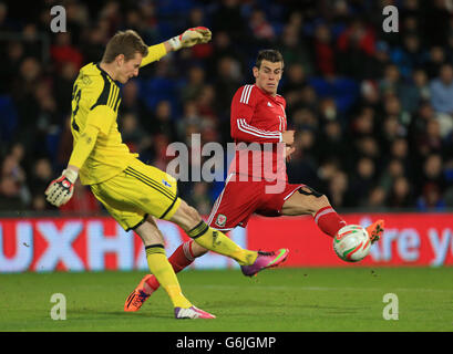 Wales' Gareth Bale (a destra) in azione con il portiere finlandese Lukas Hradecky durante l'International friendly al Cardiff City Stadium di Cardiff. Foto Stock