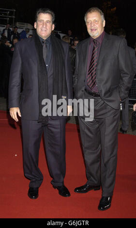 Gli attori di Starsky e Hutch Paul Michael Glaser (a sinistra) e David Soul arrivano per l'annuale National Television Awards alla Royal Albert Hall nel centro di Londra. Foto Stock