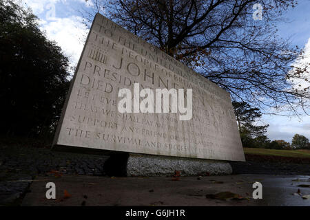 Il memoriale per l'ex presidente degli Stati Uniti John Kennedy a Runnymede vicino a Egham, Surrey. Mentre il mondo celebra il 50° anniversario della morte di JFK, le commemorazioni britanniche si concentri su una semplice cerimonia di deposizione delle corone presso il memoriale britannico dedicato al presidente. Foto Stock