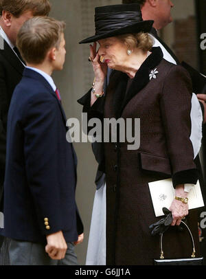 L'ex primo ministro Lady Thatcher è confortato dal nipote Michael Thatcher fuori dal servizio memoriale del suo defunto marito, Sir Denis Thatcher, nella Cappella delle Guardie, a piedi Birdcage, Londra. Sir Denis morì a giugno, di 88 anni, dopo aver subito un intervento di cardiochirurgia importante circa sei mesi prima, da cui si pensava di aver fatto un buon recupero. Foto Stock