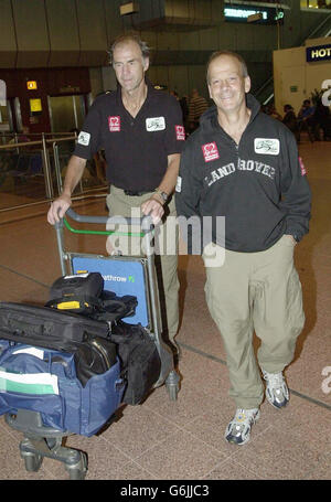 Sir Ranulph Fiennes (a sinistra) e il dottor Michael Stroud arrivano all'aeroporto di Heathrow, Londra, dopo aver completato con successo la loro sfida record di eseguire sette maratone in sette giorni. Sir Ranulph, 59 anni, e il collega avventuriero Michael Stroud intendevano completare le maratone in diversi continenti, ma il maltempo li ha costretti a riprogrammare un progetto per l'Antartico e a farlo funzionare nelle Isole Falkland, che è classificato come Sud America. Foto Stock