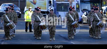 Soldati del 1 ° Battaglione il reggimento reale dei Fusiliers, sfilata attraverso il centro della città di Bury, la città natale di Fusilier assassinato, Lee Rigby, del 2 ° Battaglione il reggimento reale dei Fusiliers, dopo il loro giro di dovere in Afghanistan. Foto Stock