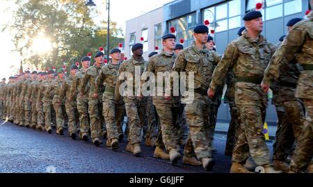 Soldati del 1 ° Battaglione il reggimento reale dei Fusiliers, sfilata attraverso il centro della città di Bury, la città natale di Fusilier assassinato, Lee Rigby, del 2 ° Battaglione il reggimento reale dei Fusiliers, dopo il loro giro di dovere in Afghanistan. Foto Stock