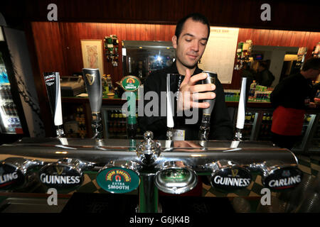 Corse ippiche - Open Festival 2013 - Paddy Power Gold Cup Day - Ippodromo di Cheltenham. Vista generale del personale al lavoro presso l'Arkle Bar all'ippodromo di Cheltenham Foto Stock