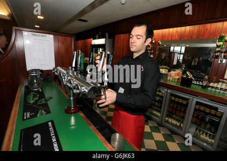 Vista generale del personale al lavoro all'Arkle Bar all'ippodromo di Cheltenham Foto Stock