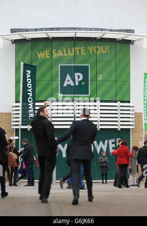 Corse ippiche - l'Open Festival 2013 - Paddy Power Gold Cup Day - Ippodromo di Cheltenham. Segnaletica Paddy Power all'ippodromo di Cheltenham Foto Stock