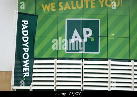 Corse ippiche - l'Open Festival 2013 - Paddy Power Gold Cup Day - Ippodromo di Cheltenham. Segnaletica Paddy Power all'ippodromo di Cheltenham Foto Stock