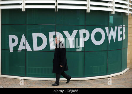 Corse ippiche - l'Open Festival 2013 - Paddy Power Gold Cup Day - Ippodromo di Cheltenham. Segnaletica Paddy Power all'ippodromo di Cheltenham Foto Stock