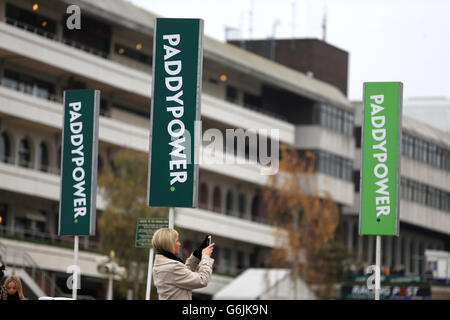 Corse ippiche - Open Festival 2013 - Paddy Power Gold Cup Day - Ippodromo di Cheltenham. Vista generale della segnaletica di Paddy Power all'ippodromo di Cheltenham Foto Stock