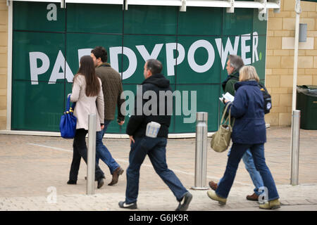 Corse ippiche - l'Open Festival 2013 - Paddy Power Gold Cup Day - Ippodromo di Cheltenham. Segnaletica Paddy Power all'ippodromo di Cheltenham Foto Stock