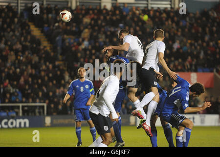 Michael Keane in Inghilterra segna il traguardo di apertura durante la partita di qualificazione del Campionato europeo UEFA U21 al Greenhous Meadown, Shrewsbury. Foto Stock