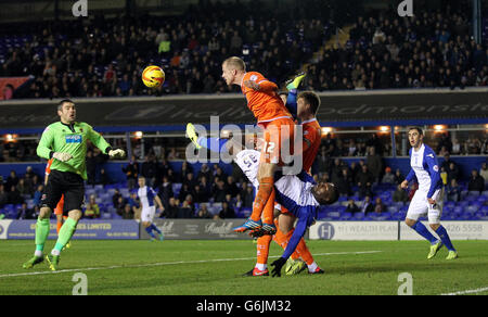 Calcio - Campionato Sky Bet - Birmingham City / Blackpool - St Andrew's. Aaron McLean di Birmingham e il Neal Bishop di Blackpool (TOP) lottano per la palla Foto Stock