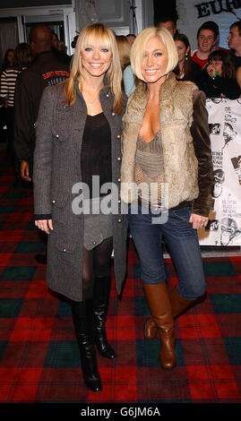 I membri dell'Atomic Kitten Liz McClarnon (a sinistra) e Jenny Frost arrivano per i MTV Europe Music Awards 2003 al Western Harbour di Leith, Edimburgo. Foto Stock