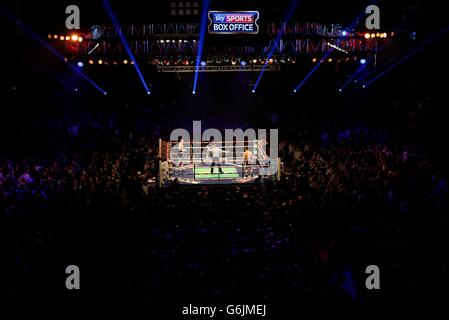 Una vista dell'arena prima che Carl Froch affronta George Groves nel WBA e IBF Super Middleweight Title Fight contro Carl Froch alla Phones 4u Arena di Manchester. Foto Stock