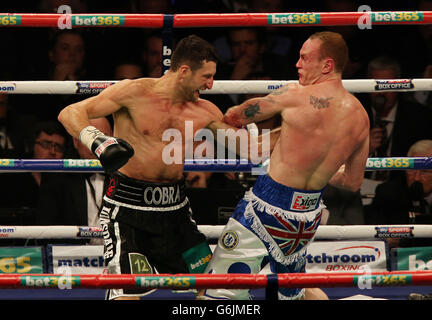 Carl Froch (a sinistra) e George Groves durante il WBA e IBF Super Middleweight Title lotta al Phones 4u Arena, Manchester. Foto Stock