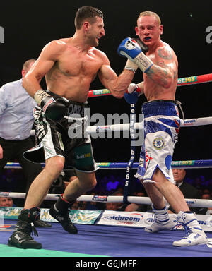 Carl Froch (a sinistra) pugna George Groves prima che l'arbitro Howard Foster ha fatto un passo alla fine della lotta durante il WBA e IBF Super Middleweight Title Fight al Phones 4u Arena, Manchester. Foto Stock