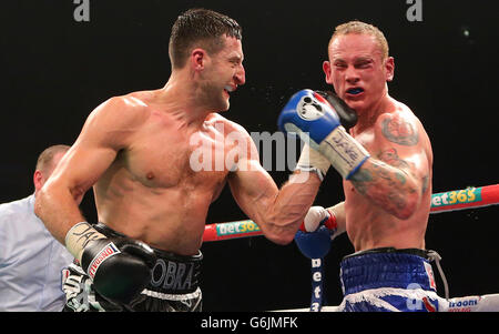 Carl Froch (a sinistra) pugna George Groves prima che l'arbitro Howard Foster ha fatto un passo alla fine della lotta durante il WBA e IBF Super Middleweight Title Fight al Phones 4u Arena, Manchester. Foto Stock