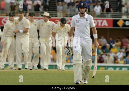 Cricket - The Ashes 2013-14 - prima prova - Australia / Inghilterra - Day Four - The Gabba. Joe Root dell'Inghilterra lascia il campo durante il quarto giorno del primo test delle ceneri al Gabba, Brisbane, Australia. Foto Stock