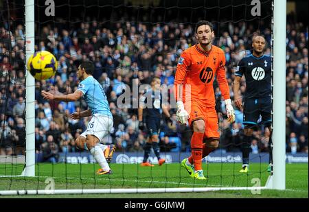 Sergio Aguero di Manchester City festeggia il terzo gol del suo fianco, mentre il portiere Hugo Lloris di Tottenham Hotspur guarda alla sfida Foto Stock