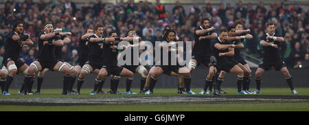 La Nuova Zelanda esegue l'Haka prima della partita della Guinness Series all'Aviva Stadium di Dublino, Irlanda. Foto Stock