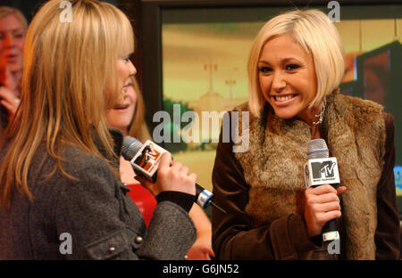 Liz McClarnon (a sinistra) e Jenny Frost della band pop Atomic Kitten durante la loro apparizione ospite su MTV's TRL UK allo studio MTV di Edimburgo, in vista dei MTV Europe Music Awards. Foto Stock