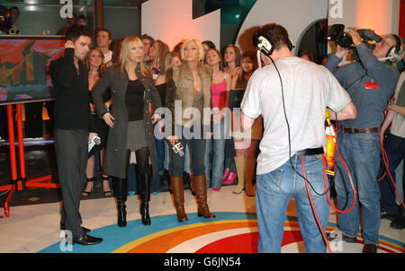 Liz McClarnon (a sinistra) e Jenny Frost della band pop Atomic Kitten durante la loro apparizione ospite su MTV's TRL UK allo studio MTV di Edimburgo, in vista dei MTV Europe Music Awards. Foto Stock