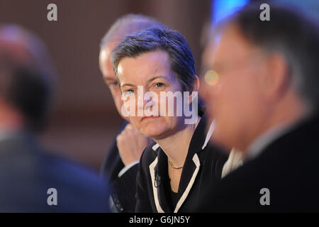 Andrea Sutcliffe, Chief Inspector of Social Care, ascolta una discussione durante il Chief Nursing Officer del Summit 2013 dell'Inghilterra all'Hilton Metropole di Birmingham. Foto Stock