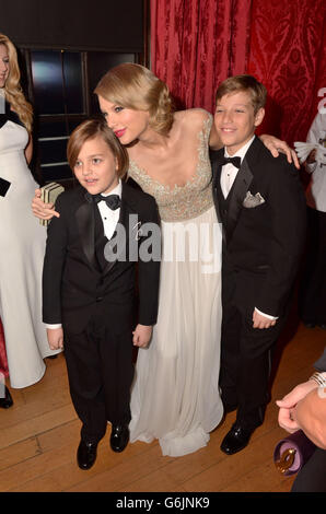 Taylor Swift (centro) con i figli di Jon Bon Jovi Romeo (a sinistra) e Jacob (a destra) alla cena di gala del Centrepoint al Kensington Palace di Londra, alla quale partecipò il Duca di Cambridge (non raffigurato). Foto Stock