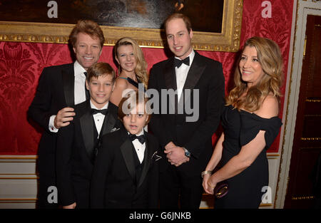 Il Duca di Cambridge (seconda a destra) incontra Jon Bon Jovi (sinistra) e la moglie Dorothea Hurley (destra) e i loro figli Jacob (seconda a sinistra), Stephanie (terza a sinistra) e Romeo (davanti, quarta a sinistra) che frequentano la cena di gala del Centrepoint a Kensington Palace, Londra. Foto Stock