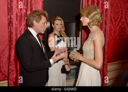 Taylor Swift (a destra) parla con Jon Bon Jovi e sua figlia Stephanie (centro) alla cena di gala Centrepoint a Kensington Palace, Londra, alla quale ha partecipato il Duca di Cambridge (non raffigurato). Foto Stock