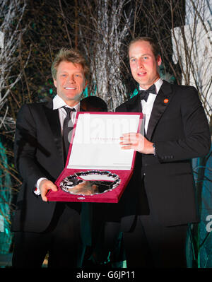 Il Duca di Cambridge (a destra) presenta a Jon Bon Jovi il Centrepoint Great Britain Youth Inspiration Award durante la cena di gala del Centrepoint al Kensington Palace di Londra. Foto Stock