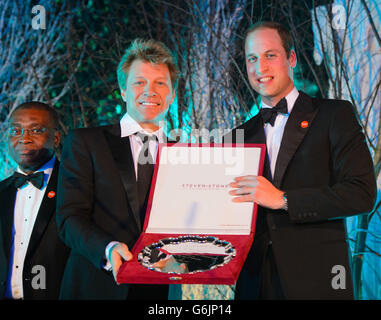 Il Duca di Cambridge (a destra) presenta Jon Bon Jovi con il Centrepoint Great Britain Youth Inspiration Award alla cena di gala Centrepoint al Kensington Palace di Londra. Foto Stock