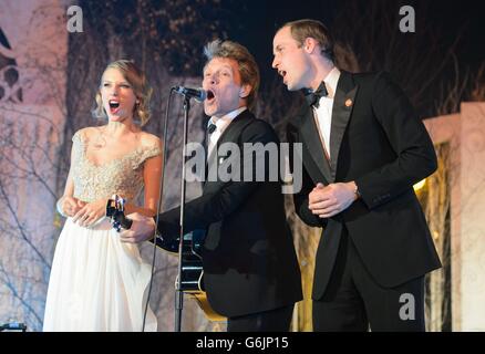 Il Duca di Cambridge (a destra) canta con Taylor Swift (a sinistra) e Jon Bon Jovi alla cena di gala Centrepoint a Kensington Palace, Londra. Foto Stock