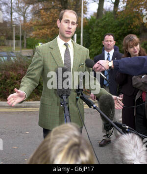 The Earl of Wessex al di fuori del Frimley Park Hospital di Surrey. Il Principe Edoardo ha detto oggi che era un 'grande sollievo e gioia' riunire la sua figlia appena nata con la sua madre la Contessa di Wessex. Foto Stock