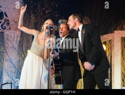 Il Duca di Cambridge (a destra) canta con Taylor Swift (a sinistra) e Jon Bon Jovi alla cena di gala Centrepoint a Kensington Palace, Londra. Foto Stock