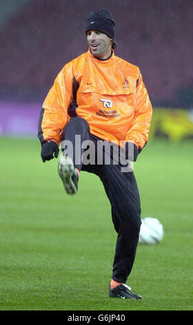 L'attaccante Holland e Manchester United, Ruud Van Nistelrooy, si allenano a Hampden Park, Glasgow, preparandosi per il loro match di play-off Euro 2004 contro la Scozia il sabato. Foto Stock