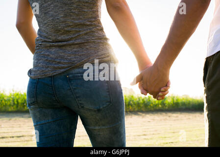 Giovane tenendo le mani prendendo a piedi insieme Foto Stock