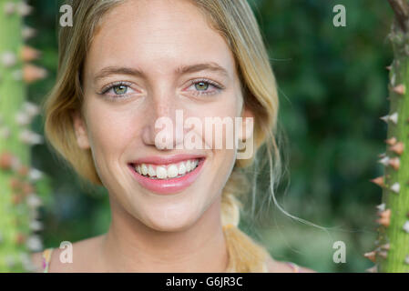 Giovane donna sorridente allegramente, ritratto Foto Stock