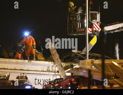 I vigili del fuoco Scottish Fire and Rescue e le squadre USAR (Urban Search and Rescue) si sono scontrati con un elicottero al Clutha Bar di Glasgow. Foto Stock