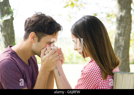 L'uomo kissing moglie per la mano Foto Stock