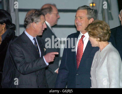 Il presidente DEGLI STATI UNITI George Bush e sua moglie Laura vengono accolti dal principe del Galles (a sinistra) dopo essere arrivati all'aeroporto di Heathrow di Londra, per la loro visita di stato di quattro giorni nel Regno Unito il sig. Bush è il primo presidente americano a ricevere l'onore di una visita di stato completa. Foto Stock