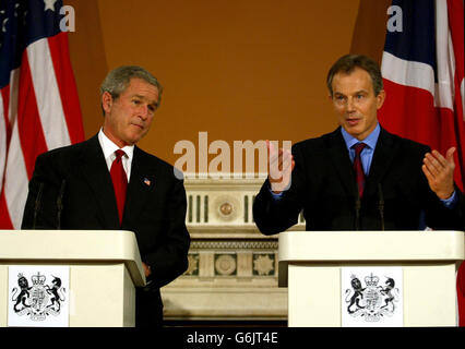 Il primo ministro britannico Tony Blair (R) insieme al presidente americano George Bush ha parlato durante una conferenza stampa congiunta al Foreign Office di Londra. Foto Stock