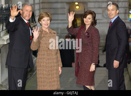 Il presidente DEGLI STATI UNITI George Bush insieme alla moglie Laura partono da Downing Street, il secondo giorno della visita di stato del presidente degli Stati Uniti nel Regno Unito. Gli organizzatori dell'enorme manifestazione di oggi contro la controversa visita del presidente americano hanno affermato che fino a 150,000 persone si sono unite alla protesta. Foto Stock