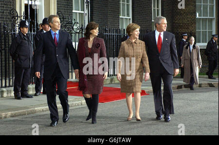 Il presidente DEGLI STATI UNITI George Bush insieme alla moglie Laura partono da Downing Street, il secondo giorno della visita di stato del presidente degli Stati Uniti nel Regno Unito. Gli organizzatori dell'enorme manifestazione di oggi contro la controversa visita del presidente americano hanno affermato che fino a 150,000 persone si sono unite alla protesta. Foto Stock