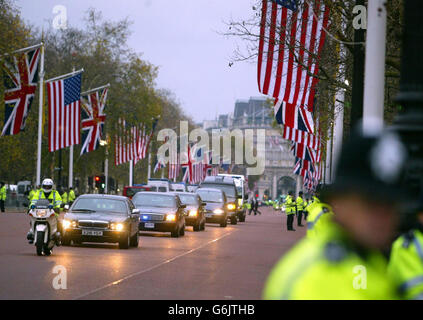 Il convoglio del presidente DEGLI STATI UNITI George Bush scende lungo il centro commerciale per tornare a Buckingham Palace, Londra. Il Presidente è attualmente in visita di Stato nel Regno Unito. Foto Stock