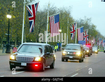 Il convoglio del presidente DEGLI STATI UNITI George Bush scende lungo il centro commerciale per tornare a Buckingham Palace, Londra. Il Presidente è attualmente in visita di Stato nel Regno Unito. Foto Stock