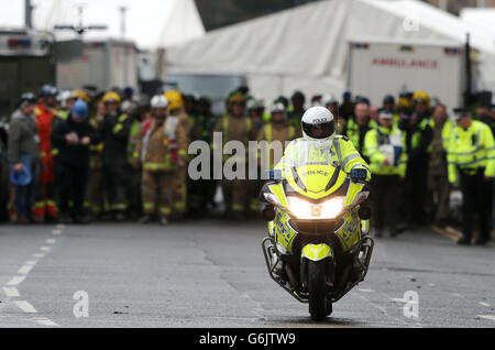 Il personale dei servizi di emergenza fa il loro modo di formare un saluto della Guardia d'onore per una delle vittime è portato da ambulanza privata lontano dal pub Clutha Vaults a Glasgow dopo che un elicottero della polizia si è schiantato in esso il venerdì sera. Foto Stock