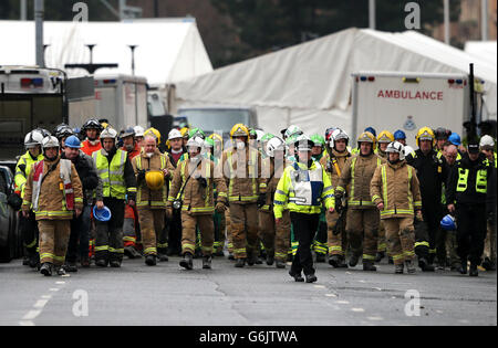 Il personale dei servizi di emergenza fa il loro modo di formare un saluto della Guardia d'onore per una delle vittime è portato da ambulanza privata lontano dal pub Clutha Vaults a Glasgow dopo che un elicottero della polizia si è schiantato in esso il venerdì sera. Foto Stock